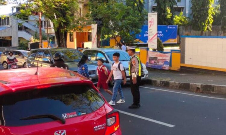 Personel Polresta Manado Atur Arus Lalu Lintas di Jalan Raya untuk Pastikan Kelancaran