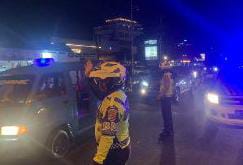 Sat Lantas Berjaga di Keramaian Kota dengan Lampu Biru Siaga