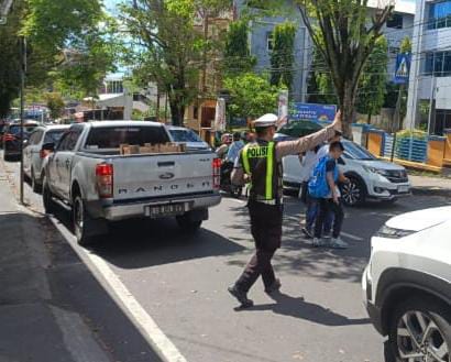 Sat Lantas Lakukan Pengaturan Lalu Lintas untuk Meningkatkan Keamanan di Jalan Raya