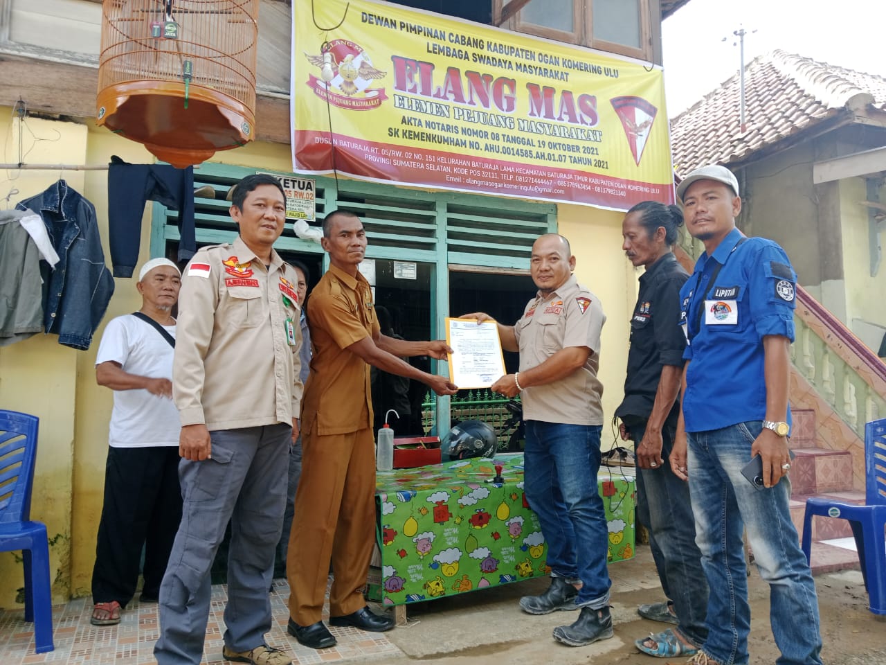 KESBANGPOL OKU Serahkan Perubahan STL DPC LSM Elang Mas.