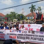 Aksi demo damai dalam rangka penolakan draf Rancangan Undang Undang Penyiaran berlangsung tertib di depan kantor Pemda Karawang