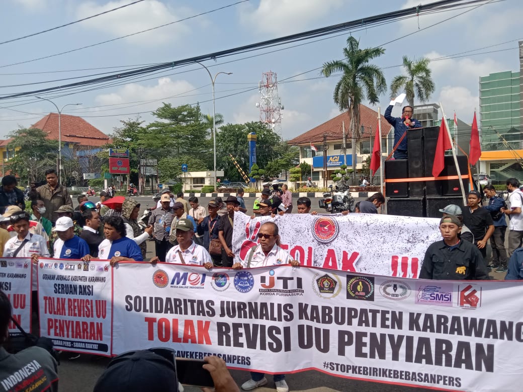 Aksi demo damai dalam rangka penolakan draf Rancangan Undang Undang Penyiaran berlangsung tertib di depan kantor Pemda Karawang