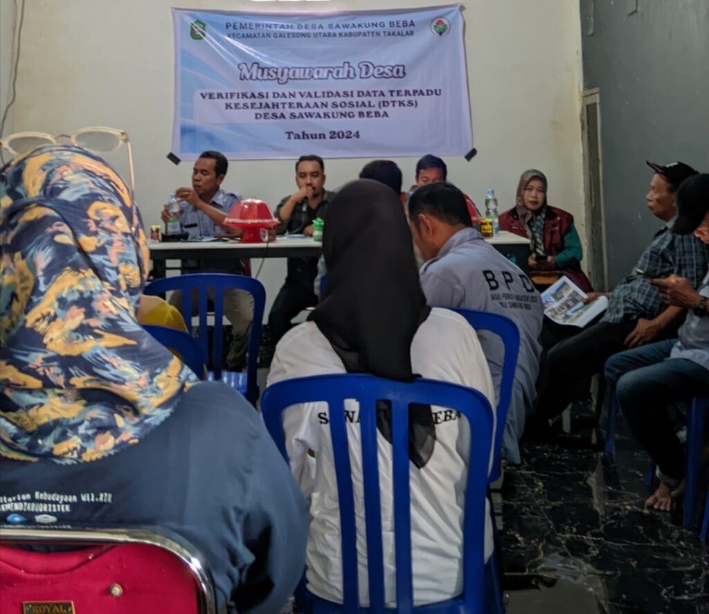 Musyawarah desa terkait validasi dan verifikasi data DTKS Desa sawakung Beba