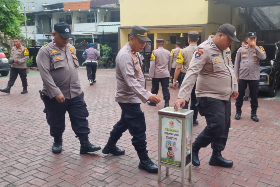 Personel Polsek Tambora Berbagi Kebahagiaan Melalui Giat Celengan Anak Yatim