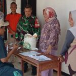 Sekamat Bersama Bhabinkamtibmas Dan Danramil Pantau Langsung Penyaluran Bansos Pangan Beras Di Kantor Pos Blanakan