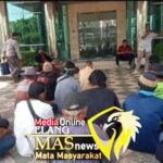 Kelompok tani Serikat Petani Sukawangi menggeruduk kantor pemkab Karawang terkait keluh kesah para petani dampak dari pengeboran Pertamina Ef dan langkanya pupuk