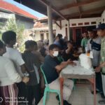 Warga Penerima Manfaat Di Tiga Desa Di Kecamatan Blanakan Berantusias Mengambil Bansos Pangan Beras.