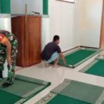 Peduli Tempat Ibadah, Babinsa Koramil Garum Bersama Warga Bersihkan Masjid Al Falah