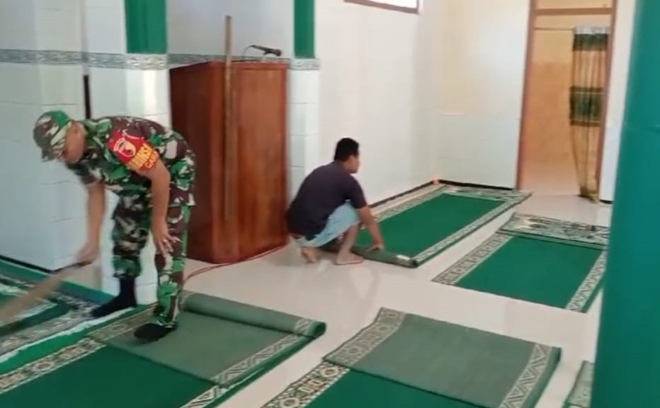 Peduli Tempat Ibadah, Babinsa Koramil Garum Bersama Warga Bersihkan Masjid Al Falah