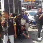 LBH Arya Mandalika yang di gawangi Bang Hendra, panggilan akrab nya, menyampaikan orasi damai di depan kantor BRI Karawang