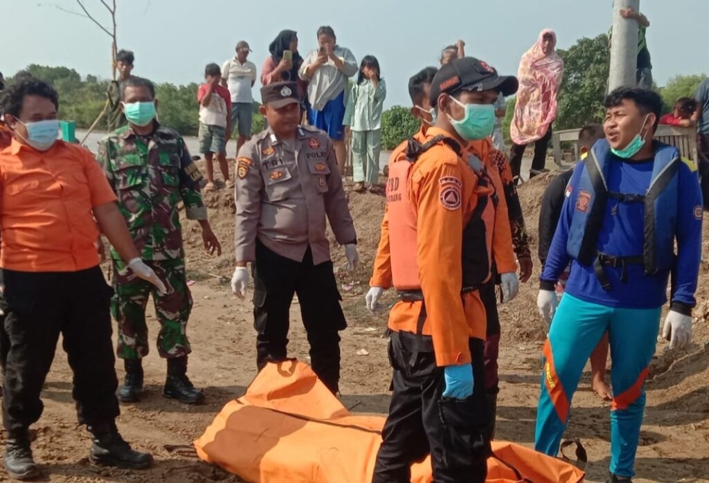 Kapolsek Blanakan Pimpin langsung Proses evakuasi Jasad Mengambang Terbawa Arus di Sungai Ciasem