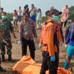 Kapolsek Blanakan Pimpin langsung Proses evakuasi Jasad Mengambang Terbawa Arus di Sungai Ciasem