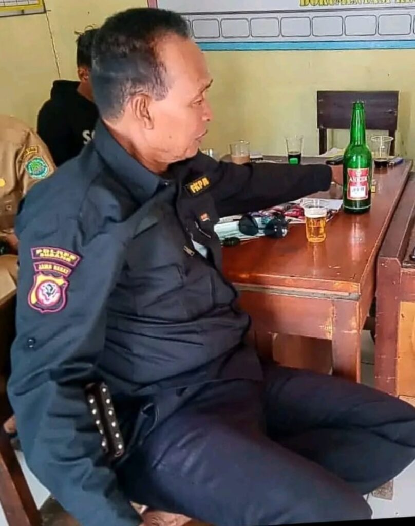 Ramenya Beredar Photo sedang Pesta Miras Di Kantor Desa Ciasem Hilir Kepala Desa Casmedi Angkat Bicara