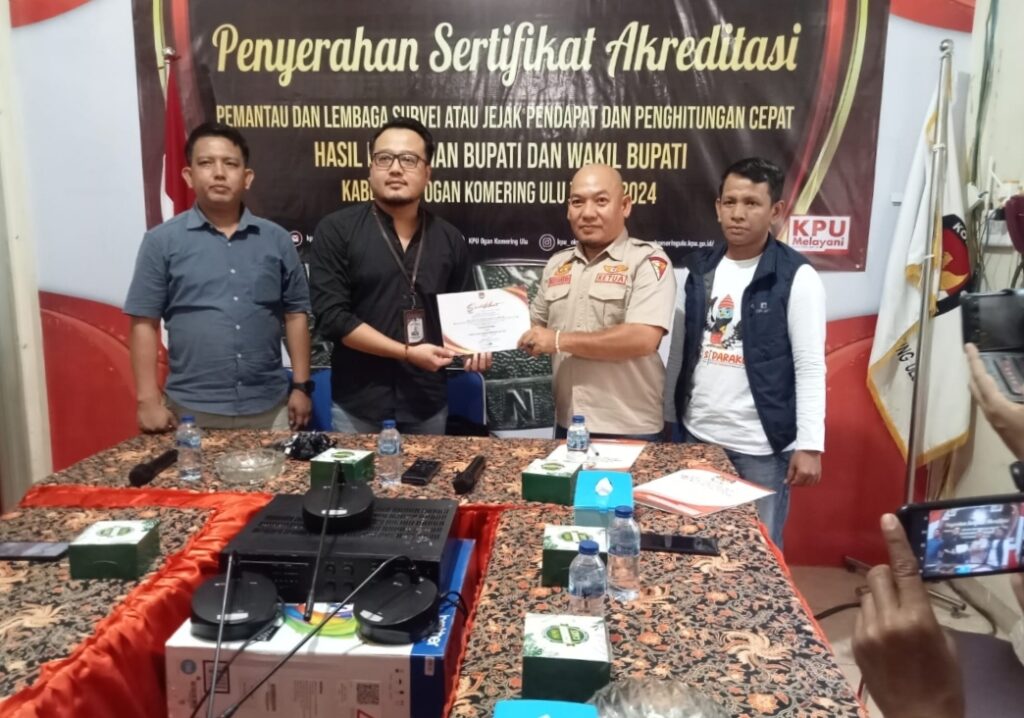 DPC LSM ELANG MAS MENERIMA SERTIFIKAT AKREDITASI PEMANTAU PEMILU DARI KOMISI PEMILIHAN UMUM (KPU) OKU.