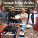 DPC LSM ELANG MAS MENERIMA SERTIFIKAT AKREDITASI PEMANTAU PEMILU DARI KOMISI PEMILIHAN UMUM (KPU) OKU.