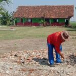 Tak Kunjung Ada Bantuan Dari Dinas Pendidikan,SD Negeri Purawinaya Bangun Gapura Bergotong Royong Bersama Warga