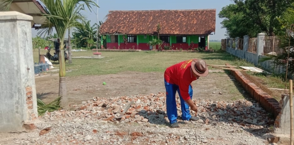 Tak Kunjung Ada Bantuan Dari Dinas Pendidikan,SD Negeri Purawinaya Bangun Gapura Bergotong Royong Bersama Warga