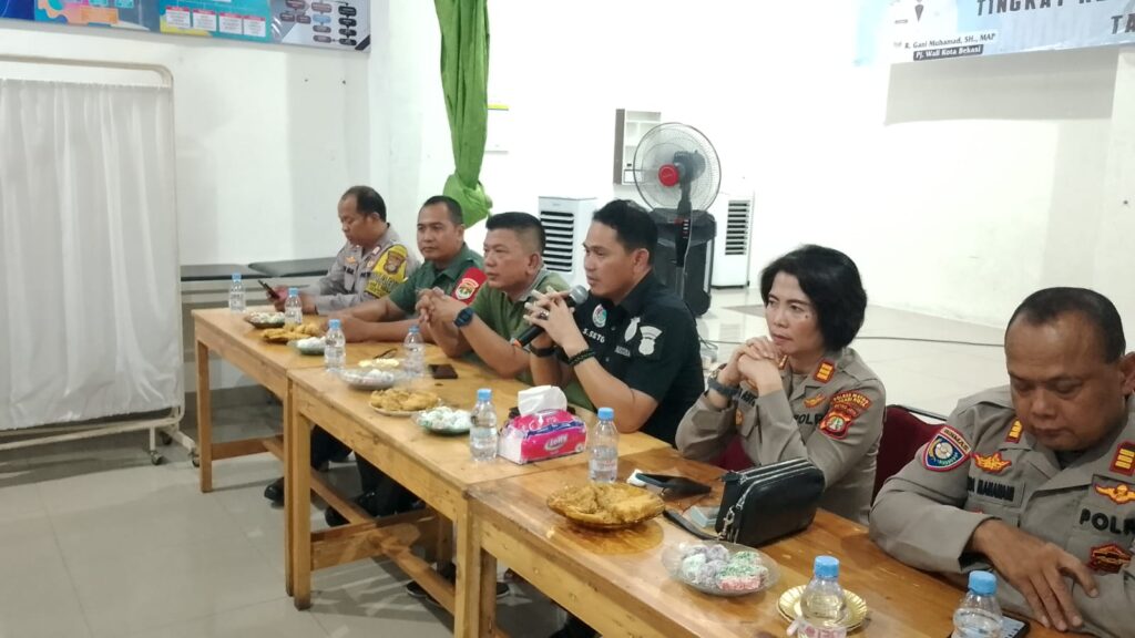 Ngopi Kamtibmas dan Penyuluhan Bahaya Narkoba di RW. 011, Bekasi Timur