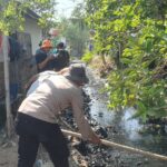 BHABINKAMTIBMAS DESA BLANAKAN BERSAMA KEPALA DESA BLANAKAN DI BANTU KARANG TARUNA DESA BLANAKAN MELAKSANAK KEGIATAN RUTIN BULANAN