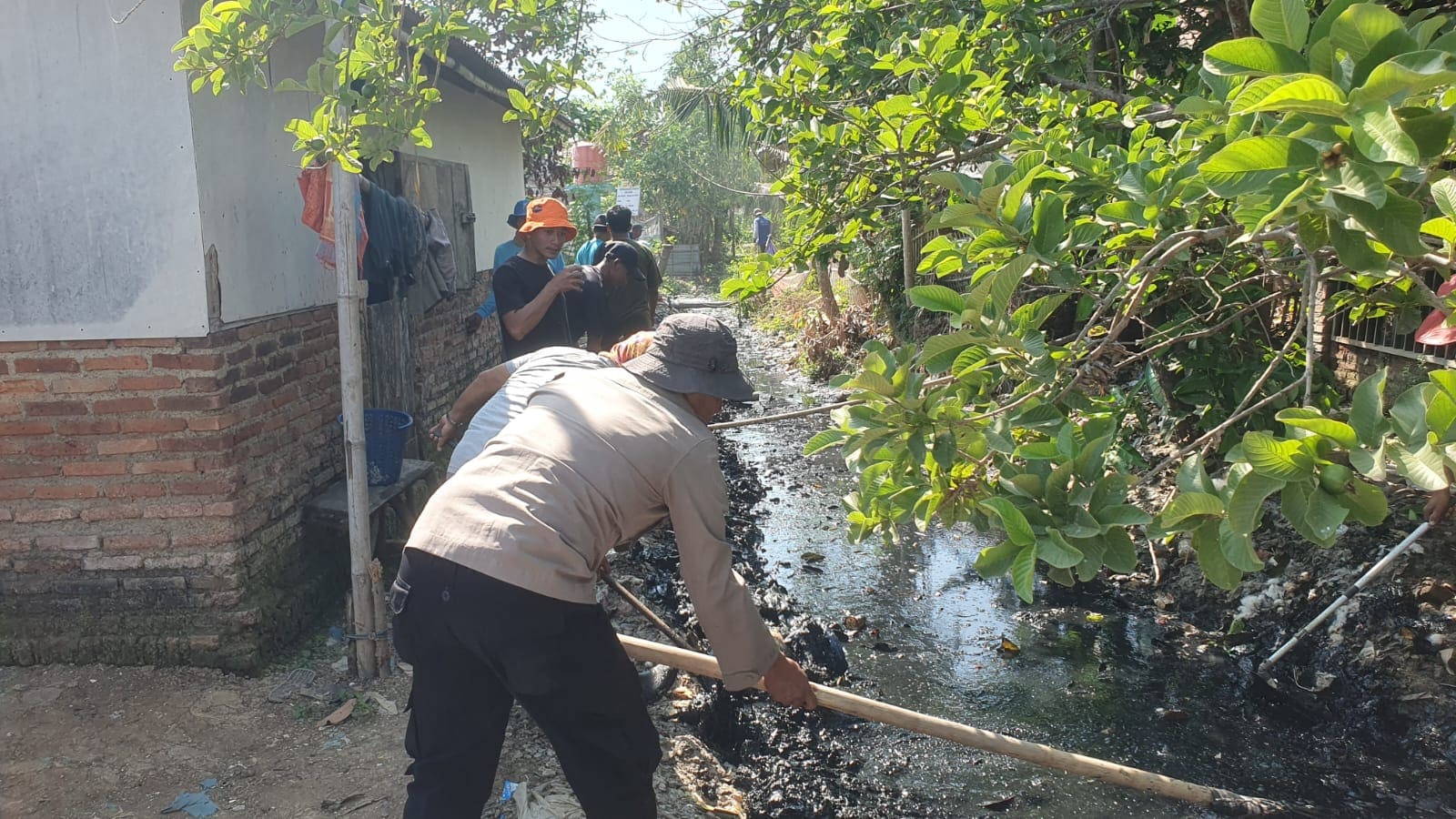 BHABINKAMTIBMAS DESA BLANAKAN BERSAMA KEPALA DESA BLANAKAN DI BANTU KARANG TARUNA DESA BLANAKAN MELAKSANAK KEGIATAN RUTIN BULANAN