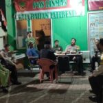 Polsek Poldok Gede adakan “Ngopi Kamtibmas” di Pos Satkamling Kelurahan Jati Bening: