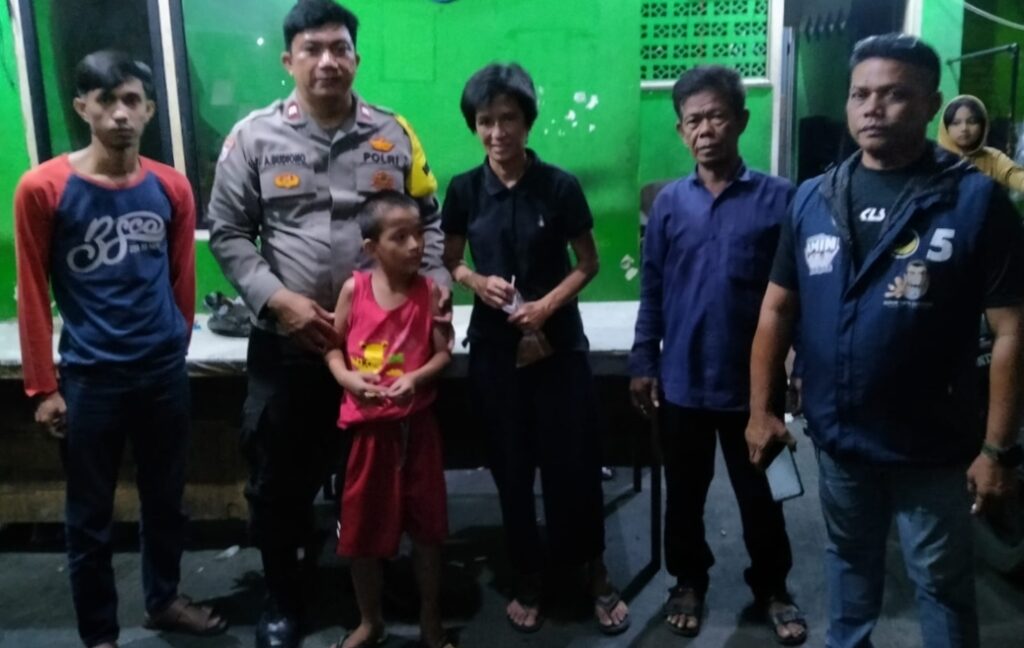 Aksi Cepat Bhabinkamtibmas Polsek Metro Tamansari: Temukan Anak yang Hilang Kembali ke Keluarganya di Taman Sari