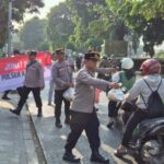 Jumat Berkah: Polsek Kalideres Bagikan 50 Kotak Sarapan untuk Warga