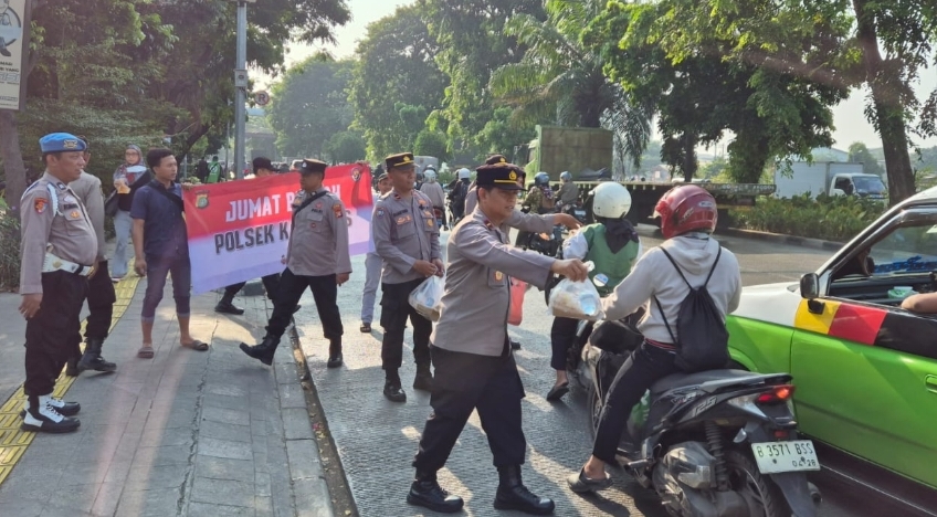 Jumat Berkah: Polsek Kalideres Bagikan 50 Kotak Sarapan untuk Warga