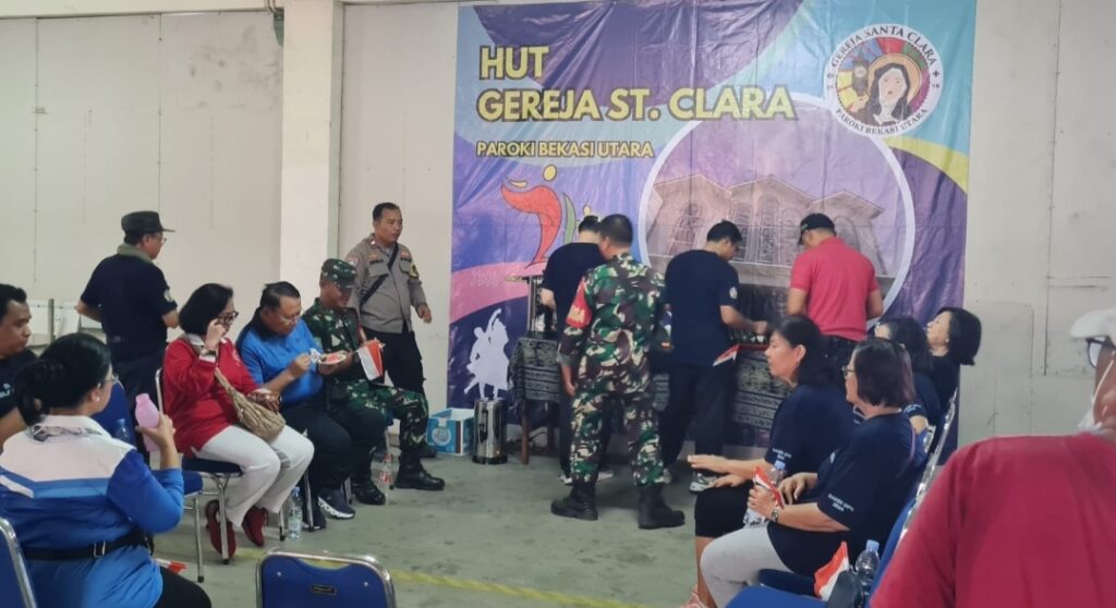 Polsek Bekasi Utara Pengamanan Jalan Sehat Meriahkan HUT RI ke-79 dan HUT ke-26 Gereja Santa Clara Paroki Bekasi Utara