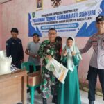 Bhabinkamtibmas Desa Cilamaya Hilir Briptu Wira bergabung dengan Babinsa Desa Cilamaya Hilir Sertu Asep Susanto Dalam Pengamanan Penyaluran Bansos.
