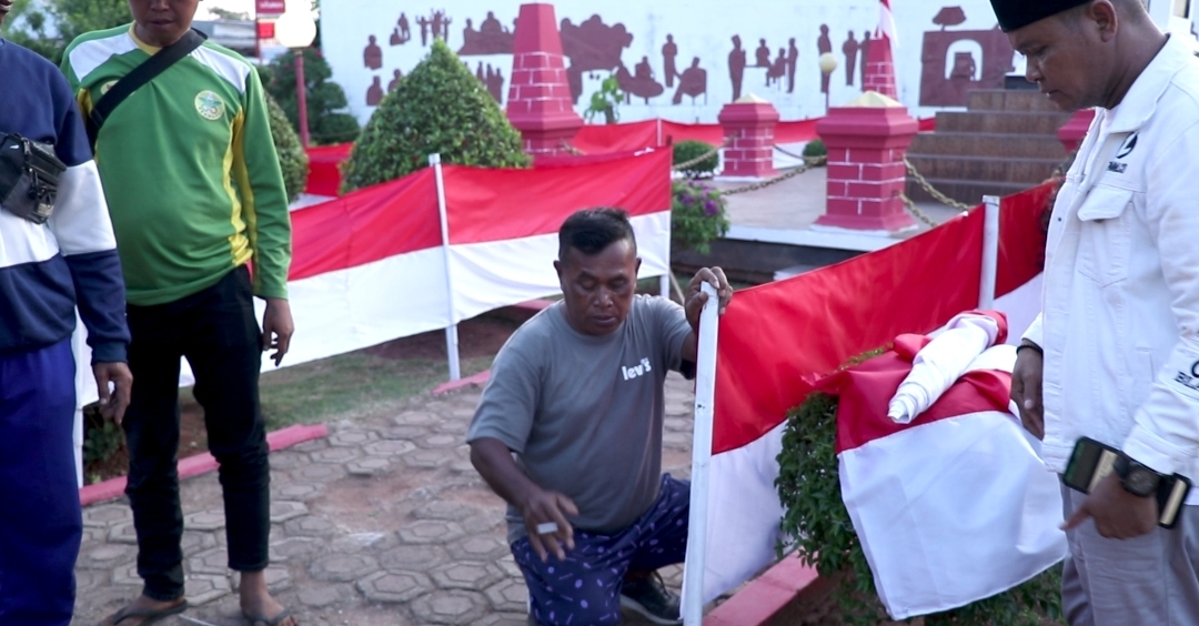 Oknum Mandor Pertamanan DLHK Tugu Bojong Rengasdengklok Terancam Pidana Penjara Telah Merobek Bendera Merah Putih