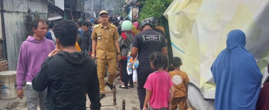 Camat Makasar Husni Mubarak SE.,MM,. Meninjau Lokasi Kebakaran Diwilayah Kecamatan Makassar