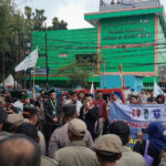 Aksi Unjuk Rasa Kelompok Cipayung di Kantor KPUD Kota Bekasi Dikawal Aparat Keamanan