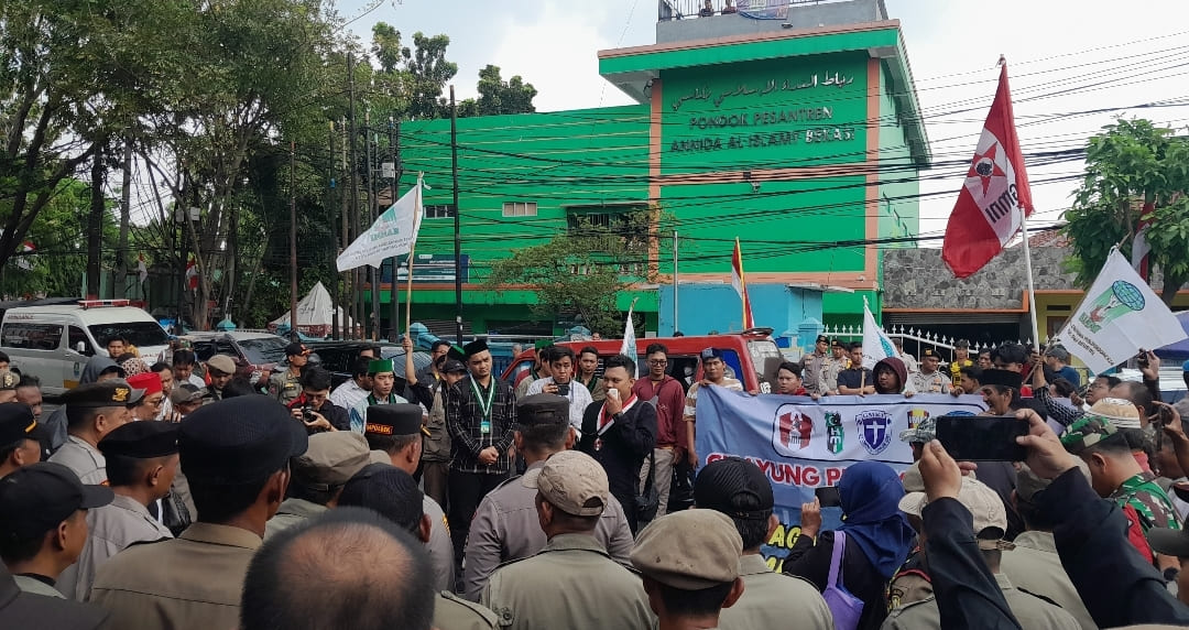 Aksi Unjuk Rasa Kelompok Cipayung di Kantor KPUD Kota Bekasi Dikawal Aparat Keamanan