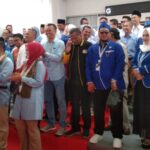 Pasangan Calon Bupati ( Acep Jamhuri) dan wakil calon Bupati ( Gina fadlia Suara) mendatangi KPU untuk mendaftarkan diri sebagai Bupati dan Wakil Bupati Karawang