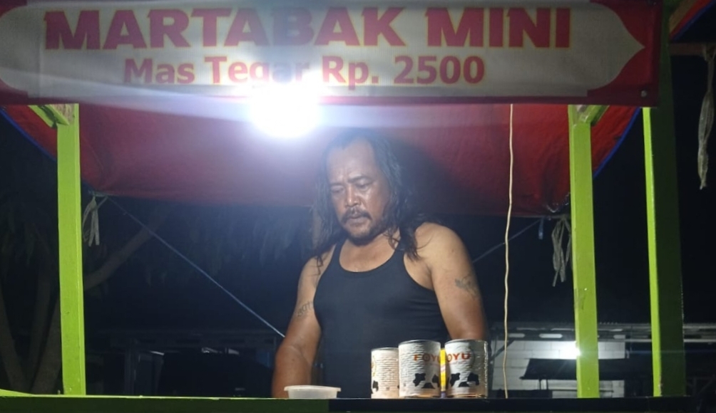 Profil Penjual Martabak mini yang berpenampilan seperti Preman namun memiliki sikap yang sopan