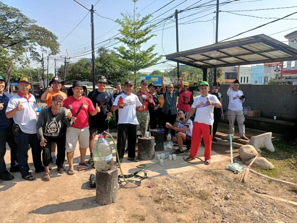 menyambut Hari jadi Karawang yang ke 391, Forum Masyarakat Karaba, Karaba Rescue dan Kedusunan melaksanakan pembenahan serta pemeliharaan Taman Karaba Indah
