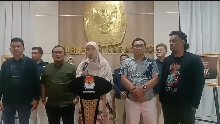 Mari Fitriana Ketua KPU Karawang beserta Komisioner melakukan rapat pleno tertutup