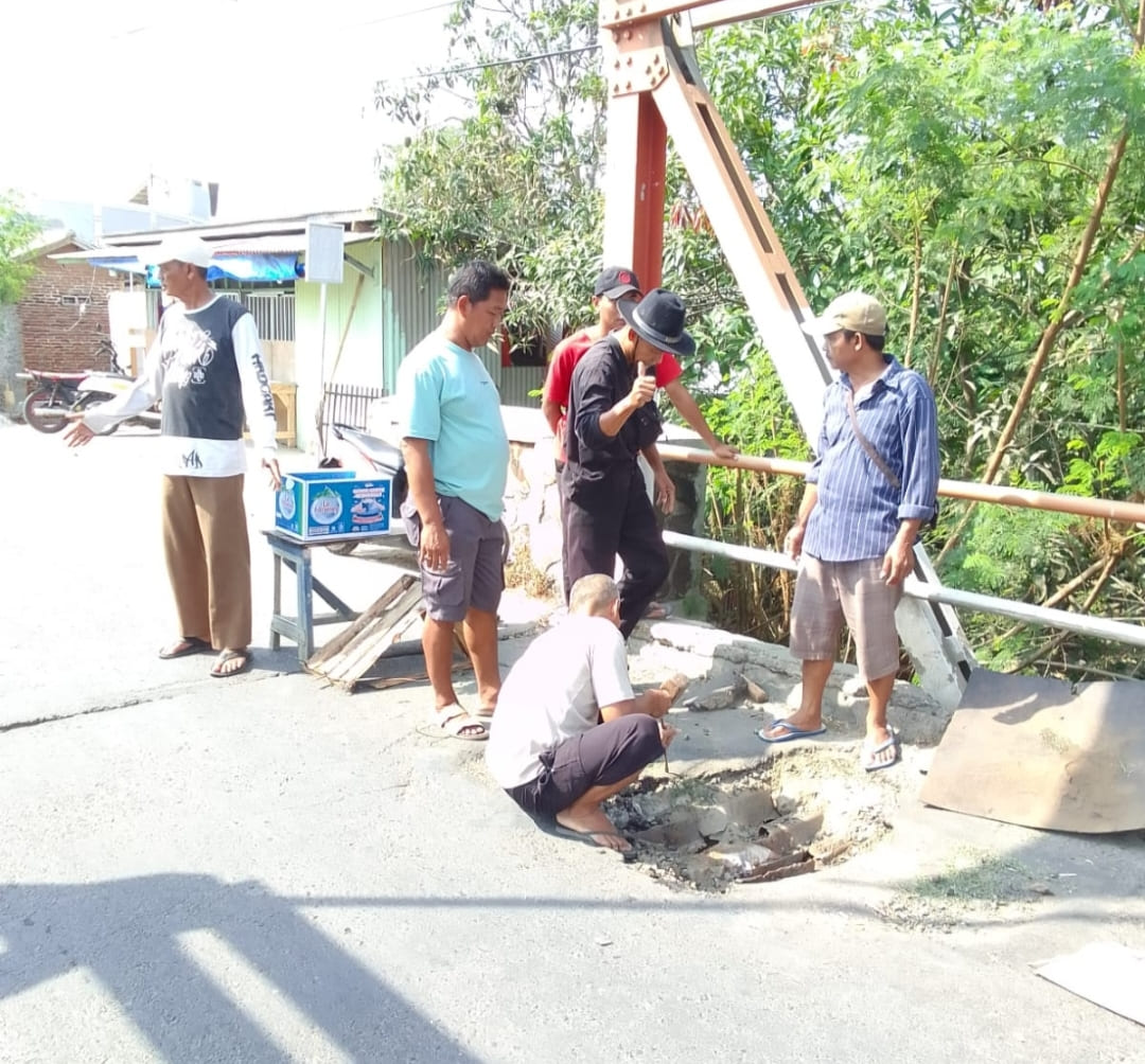 Warga Desa Blanakan Gotong Royong,Perbaiki Jembatan Penghubung Jalan Kabupaten yang Rusak