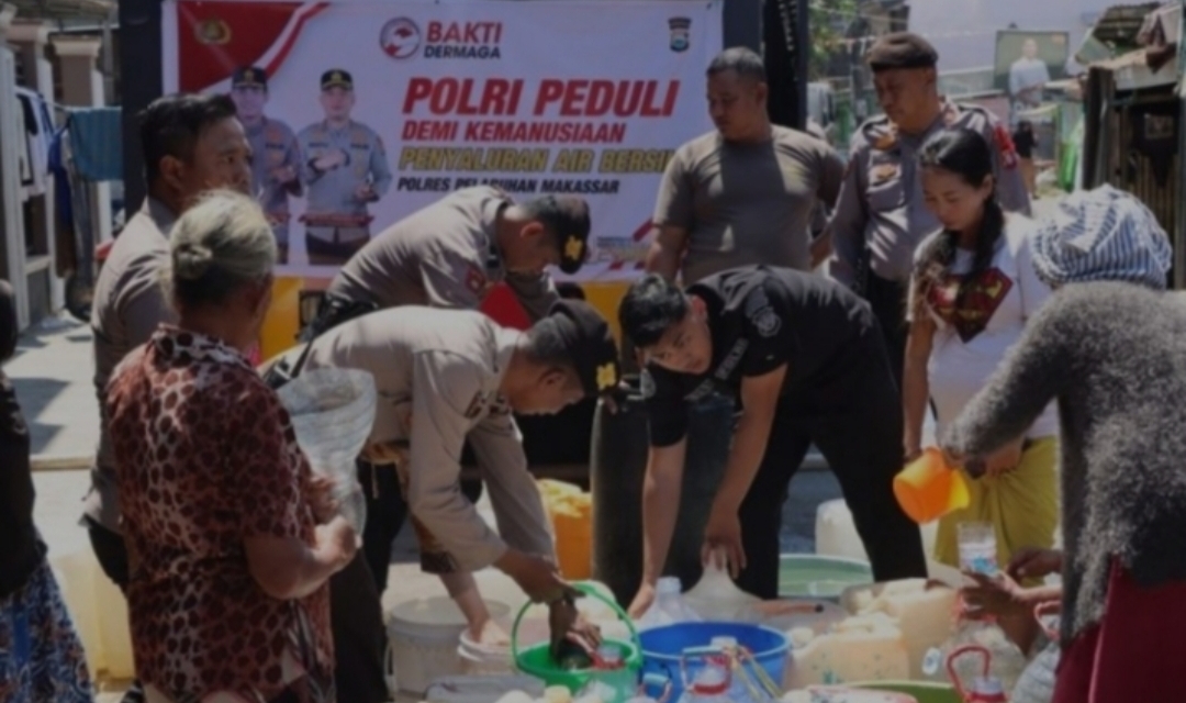 Polres Pelabuhan Makassar Peduli Kemanusian Menyalurkan Air Bersih Kemasyarakat