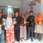 LSM ELANG MAS Adakan Giat Sosial berbagi Ribuan Linter Minyak Goreng Kepada Warga