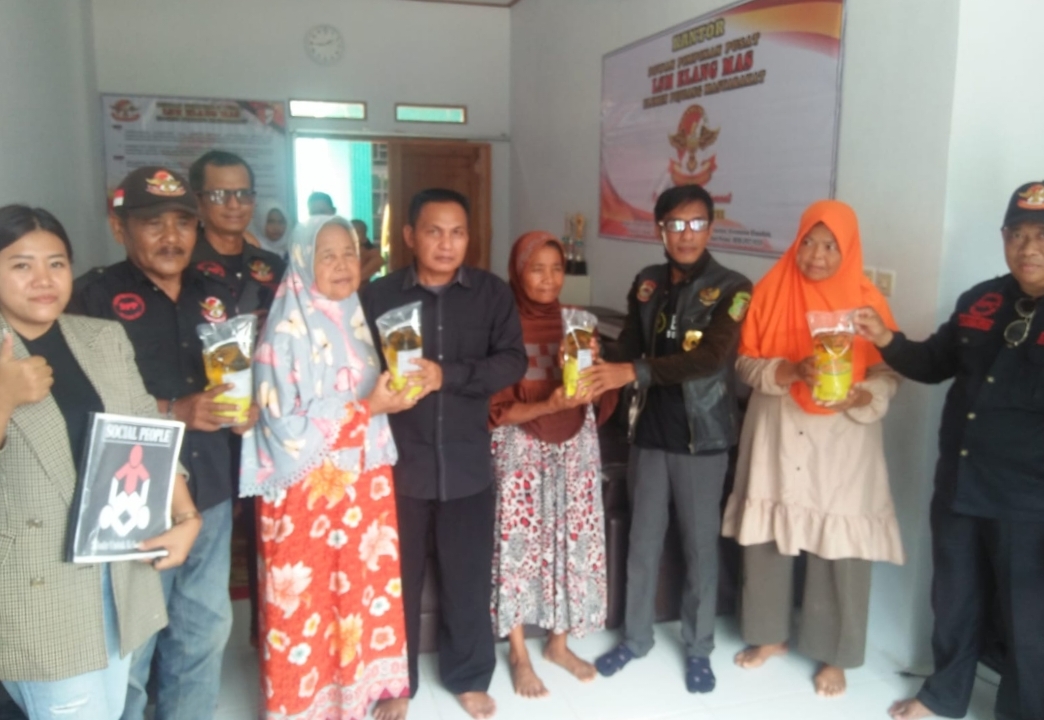 LSM ELANG MAS Adakan Giat Sosial berbagi Ribuan Linter Minyak Goreng Kepada Warga