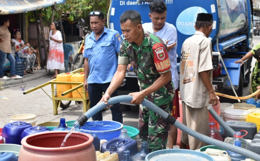 Memperingati HUT TNI yang ke-79, Kodim 1408/Makassar salurkan air bersih kepada warga yang membutuhkan