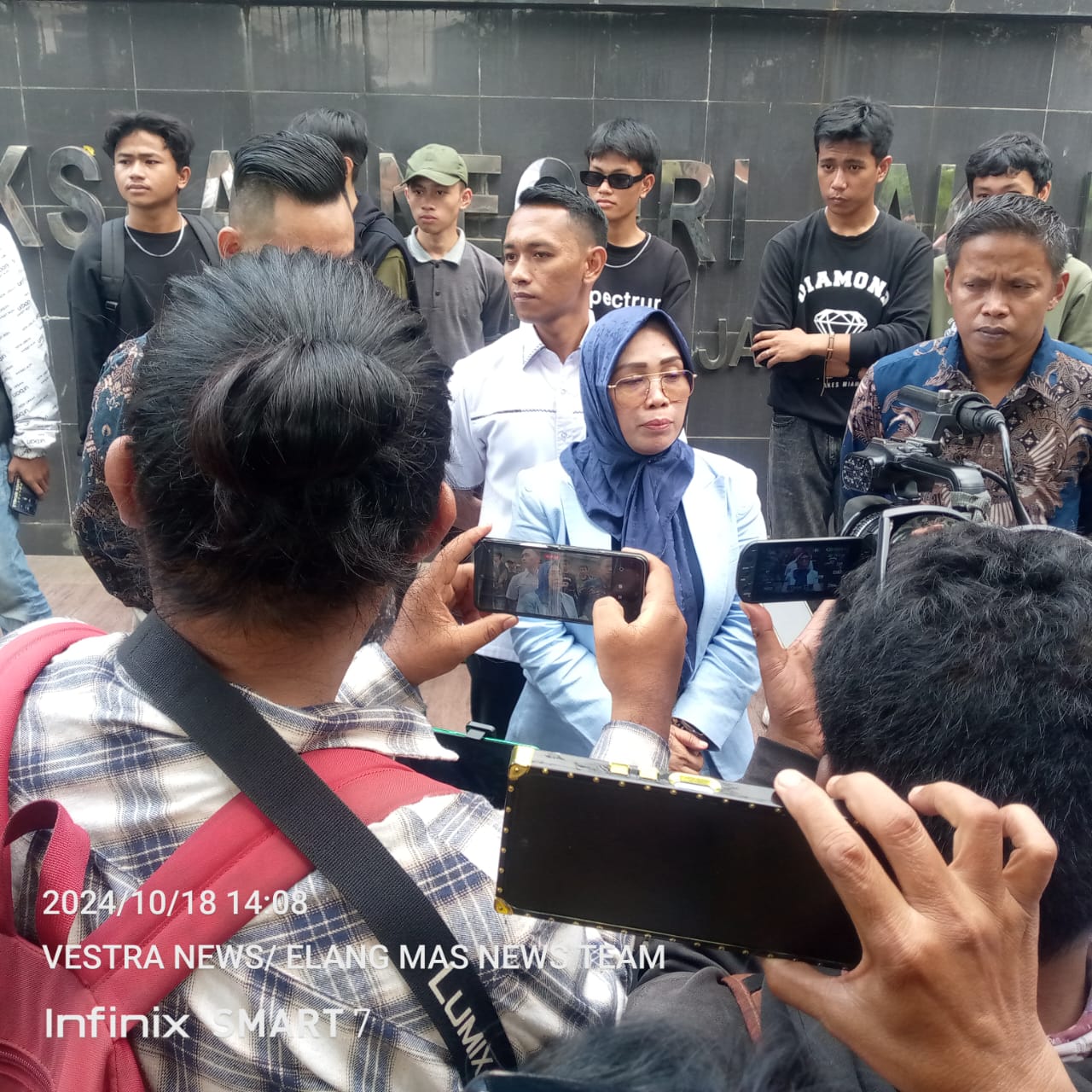 Mahasiswa Demo didepan Kejaksaan Negeri Jakarta Selatan Karena Diduga ada indikasi Intervensi terhadap Kepala kejaksaan Negeri Jakarta Selatan Haryoko Ari Prabowo SH.M.Hum