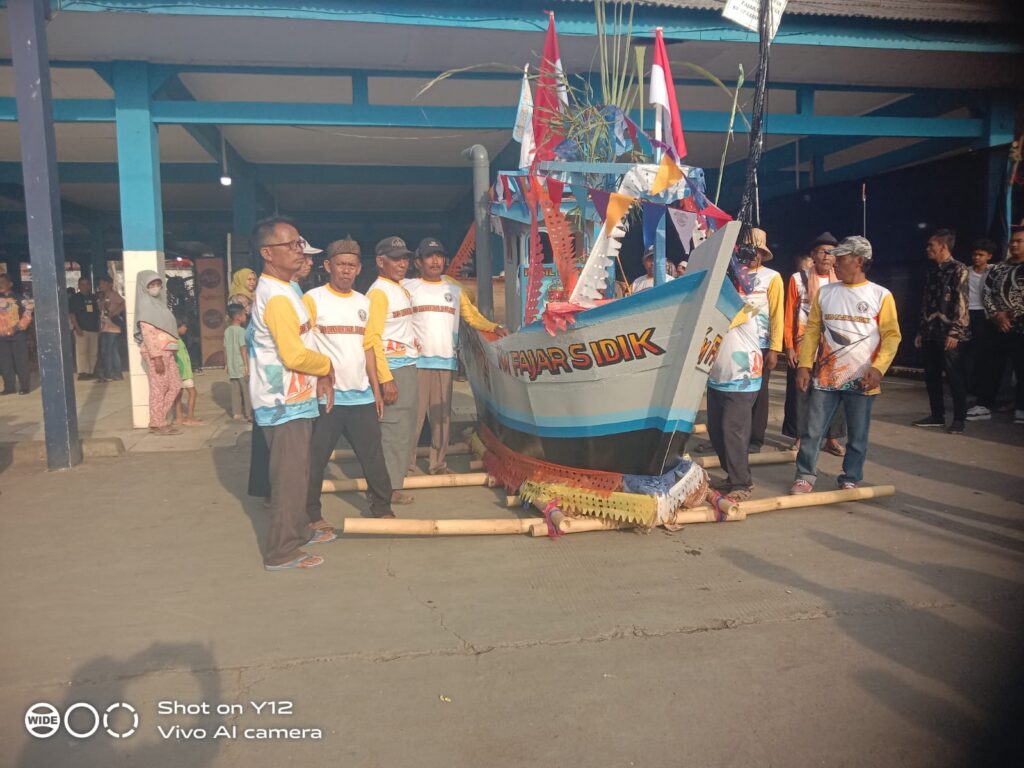 Ketua KUD Mina Karya Bhukti Blanakan Wibi Sugiarto Bersama Pengurus Menghadiri Acara Ruat Laut Blanakan Yang Ke 57.