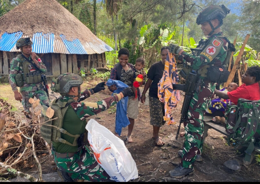 Satgas Yonif 323 Buaya Putih Berkunjung ke Kampung dan Masak Bersama Masyarakat
