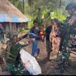 Satgas Yonif 323 Buaya Putih Berkunjung ke Kampung dan Masak Bersama Masyarakat