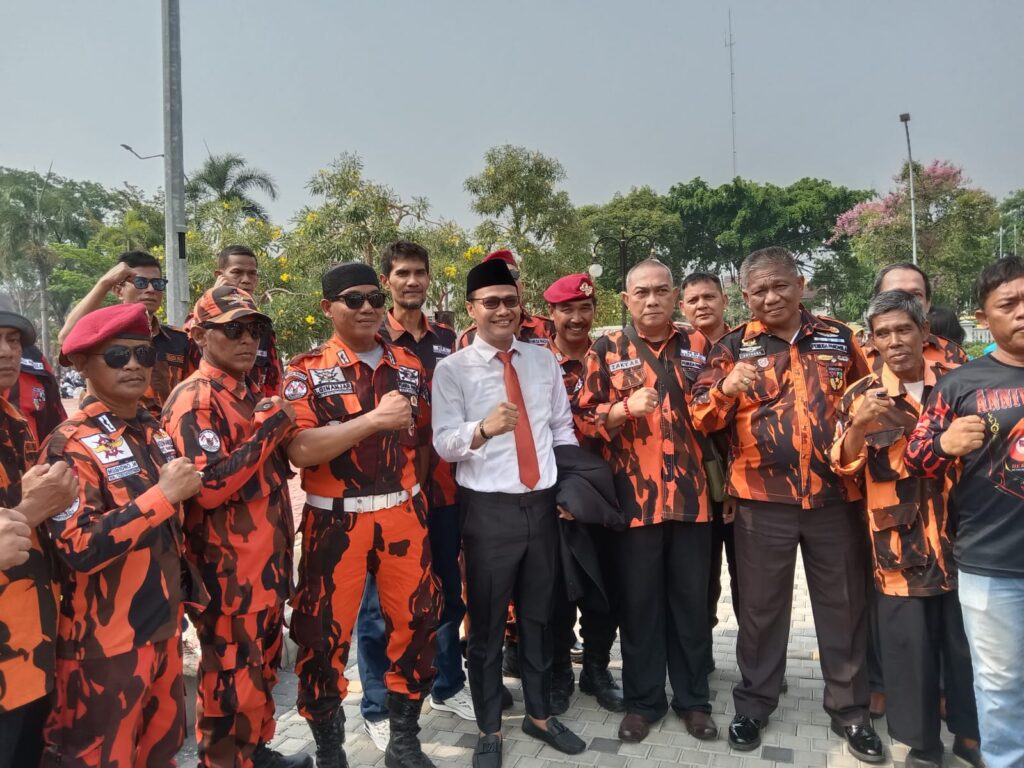 Peringatan Hari Sumpah Pemuda yang ke 69 , di laksanakan upacara di Lapangan Plaza Pemda Karawang