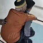 Kepedulian Abdi Negara : Personil Polri Di Pelabuhan Soekarno Hatta Bantu Penumpang Sakit