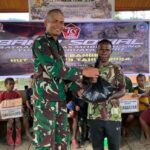 Satgas Yonif 323 Buaya Putih Berikan Bantuan Sembako Dalam Rangka HUT TNI Ke-79